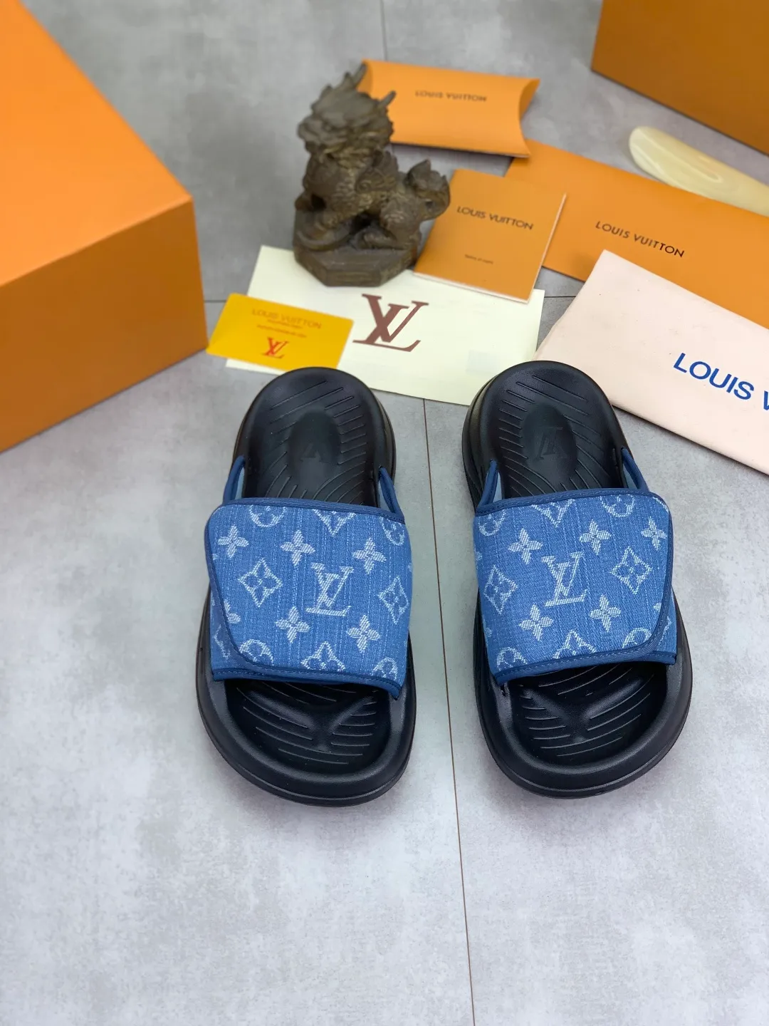 Men's shoes 💰P320💰【New style】🆘 Original quality 【LOUIS VUITTON】The popular Louis Vuitton LV men's slippers on the official website are on sale simultaneously! Original fabric imported from Italy. Original bottom provided by the original factory. Number of yards: 38-44 (customized to 45). Multiple colors to choose from. Fully packaged drawer box.